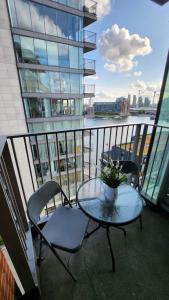 Een balkon of terras bij Luxury 2 Bed Apartment EXCEL London