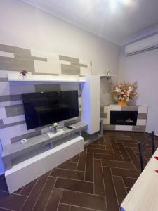 ナポリにあるCasa Meravigliosa Fonsecaのリビングルーム(壁に大画面薄型テレビ付)