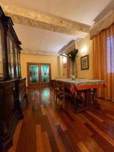 a dining room with a table and chairs in it at Casa Elle in Catania