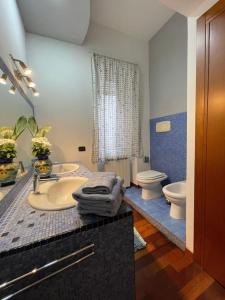 uma casa de banho com 2 lavatórios e 2 WC em Casa Elle em Catânia
