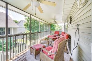 Balcone o terrazza di Pigeon Forge Home with Screened Porch, 3 Mi to Town!