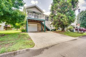 una casa con vialetto d'accesso con garage di Pigeon Forge Home with Screened Porch, 3 Mi to Town! a Pigeon Forge