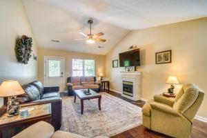 un soggiorno con mobili e camino di Pigeon Forge Home with Screened Porch, 3 Mi to Town! a Pigeon Forge