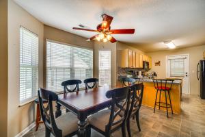 Cucina o angolo cottura di Pigeon Forge Home with Screened Porch, 3 Mi to Town!