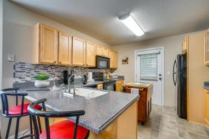 Cucina o angolo cottura di Pigeon Forge Home with Screened Porch, 3 Mi to Town!