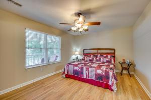 una camera da letto con un letto e un ventilatore a soffitto di Pigeon Forge Home with Screened Porch, 3 Mi to Town! a Pigeon Forge