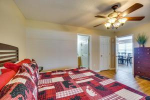 Letto o letti in una camera di Pigeon Forge Home with Screened Porch, 3 Mi to Town!