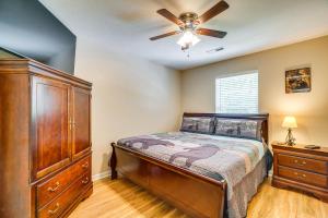 Letto o letti in una camera di Pigeon Forge Home with Screened Porch, 3 Mi to Town!