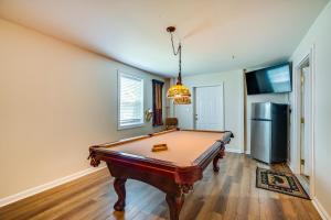 TV o dispositivi per l'intrattenimento presso Pigeon Forge Home with Screened Porch, 3 Mi to Town!