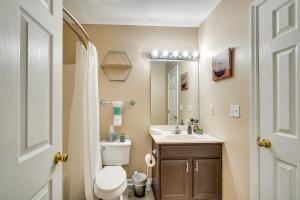 Bagno di Pigeon Forge Home with Screened Porch, 3 Mi to Town!