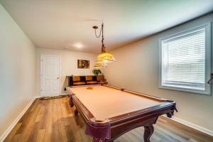 Tavolo di biliardo di Pigeon Forge Home with Screened Porch, 3 Mi to Town!