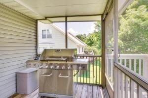 Balcone o terrazza di Pigeon Forge Home with Screened Porch, 3 Mi to Town!