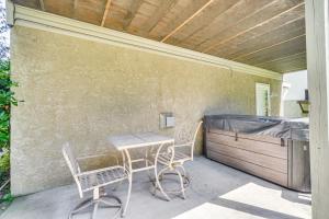 un patio con 2 sedie, un tavolo e un muro di Pigeon Forge Home with Screened Porch, 3 Mi to Town! a Pigeon Forge