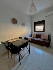 ein Wohnzimmer mit einem Tisch und einem Sofa in der Unterkunft Casas da Margarida in Vila Nova de Foz Côa