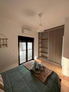 1 dormitorio con cama grande y ventana grande en Casas da Margarida, en Vila Nova de Foz Cõa