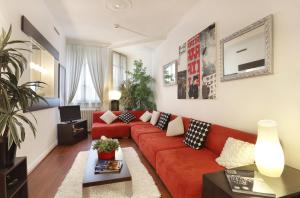 - un salon avec un canapé rouge et une table dans l'établissement Hotel Tor, à Genève