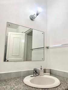 A bathroom at Cozy Central 1-Bed Apartment in Kingston