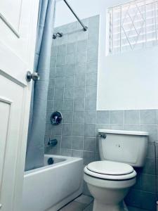 A bathroom at Cozy Central 1-Bed Apartment in Kingston