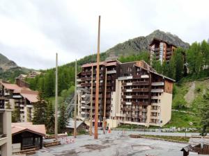 a large apartment building in front of a mountain at Studio familial à proximité des pistes, 4 pers, Le Front de Neige - FR-1-292-198 in Isola +3 photos