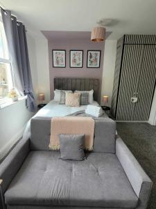 1 dormitorio con 1 cama grande y sofá en Blackpool Abode - Sunny Suite Apartment, en Blackpool