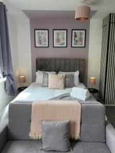 1 dormitorio con 1 cama grande y 3 cuadros en la pared en Blackpool Abode - Sunny Suite Apartment, en Blackpool