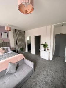 Zona de estar de Blackpool Abode - Sunny Suite Apartment