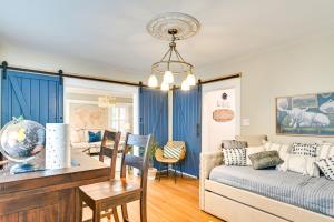 un soggiorno con un divano e un tavolo di Family-Friendly Glens Falls Home with Sun Porch a Glens Falls