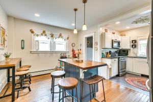 O bucătărie sau chicinetă la Family-Friendly Glens Falls Home with Sun Porch