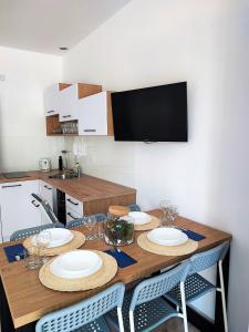 Kuchyň nebo kuchyňský kout v ubytování Apartamenty Poddąbek- basen kryty, sauna, animacje dla dzieci , małpi gaj, baseny na dachu