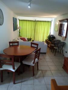 - un salon avec une table, des chaises et un canapé dans l'établissement Dpto Cau Cau Horcón, à Puchuncaví