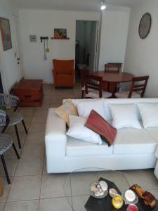 - un salon avec un canapé blanc et une table dans l'établissement Dpto Cau Cau Horcón, à Puchuncaví