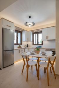 Η κουζίνα ή μικρή κουζίνα στο Stoupa Harmony Suite - One Bedroom Apartment