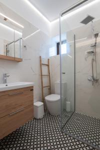 Ένα μπάνιο στο Stoupa Harmony Suite - One Bedroom Apartment