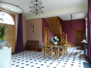 uma sala de jantar com mesa e cadeiras em Ferme de l'Abbaye St-Feuillien em Roeulx