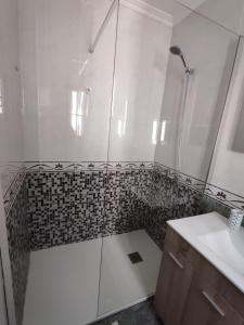 ein Bad mit einer Dusche und einem Waschbecken in der Unterkunft Alójate en el corazón de Vigo in Vigo