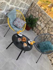 - une table et des chaises avec de la nourriture sur la terrasse dans l'établissement House Marija, à Orašac