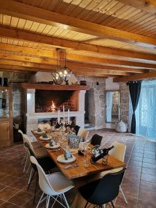 une salle à manger avec une grande table et des chaises en bois dans l'établissement House Marija, à Orašac