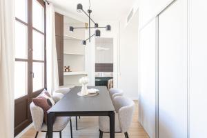 バルセロナにあるPremium 1 - 2 bedroom design apartments near Merce squareのダイニングルーム(テーブル、椅子付)