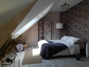 une chambre avec un lit dans un grenier dans l'établissement CHAMBRE CHAMPÊTRE, à Angrie 37 autres photos