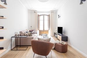 バルセロナにあるPremium 1 - 2 bedroom design apartments near Merce squareのリビングルーム(ソファ、テーブル付)