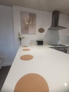 a kitchen with a white counter top in a room at Astral 1 BR Flat in London AS36 in Norbury