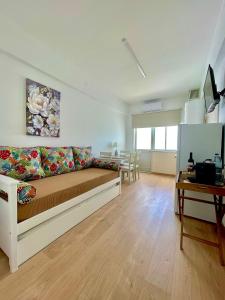 ein Wohnzimmer mit einem Bett und einem Esszimmer in der Unterkunft APART Casas Brancas in Vila Viçosa