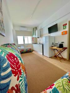 a living room with a couch and a kitchen at APART Casas Brancas in Vila Viçosa