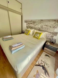 un grande letto bianco con sopra asciugamani di APART Casas Brancas a Vila Viçosa