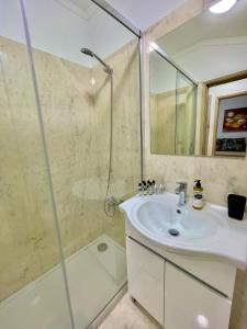 y baño con lavabo y ducha. en APART Casas Brancas, en Vila Viçosa