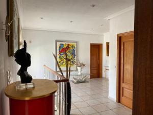 Zimmer mit einem Flur mit einem Tisch und einer Treppe in der Unterkunft Villa Benjamina avec piscine climatisée in Altea