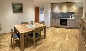 uma cozinha e sala de jantar com uma mesa de madeira e cadeiras em Maurerhof em Ruhpolding