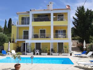 Bazén v ubytovaní Villa Ela Ferienappartements alebo v jeho blízkosti