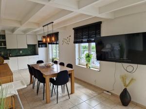 uma cozinha e sala de jantar com mesa e cadeiras em Premium Holidays - modern vacation home in a vacation park in Nieuwpoort em Nieuwpoort