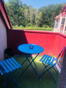 ポーにあるL'Etoile Paloise -Terrasse &Wifi &parking &piscineの青いテーブルとバルコニー(椅子2脚付)